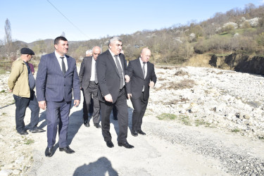 Rayon İcra Hakimiyyətinin başçısı sel sularının yaratdığı fəsadlarla yerində tanış olub.