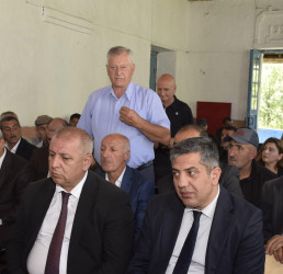Yerfi kəndində vətəndaşlarla səyyar qəbul keçirildi.