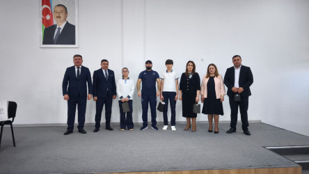 Alekseyevka kənd tam orta məktəbində üzgüçü ilə görüş keçirilib.