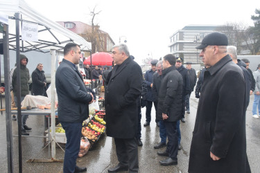 “Quba Meydanı” parkının qarşısında bayram yarmarkası fəaliyyətə başlayıb.