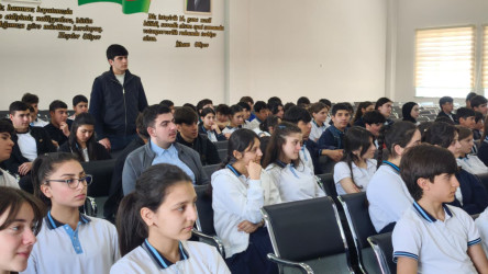 Alekseyevka kənd tam orta məktəbində üzgüçü ilə görüş keçirilib.