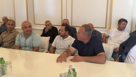 Quba Rayon İcra Hakimiyyətinin başçısı İlqar Mahmudov bir qrup fermerlə görüş keçirmişdir.