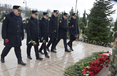 12 Dekabr - Ümummilli Lider Heydər Əliyevin Anım Günü Ulu Öndərin abidəsi ziyarət olunub.
