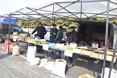 “Quba Meydanı” parkının qarşısında Novruz və Ramazan bayramları münasibətilə yarmarka fəaliyyətə başlayıb.