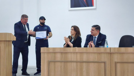 Alekseyevka kənd tam orta məktəbində üzgüçü ilə görüş keçirilib.