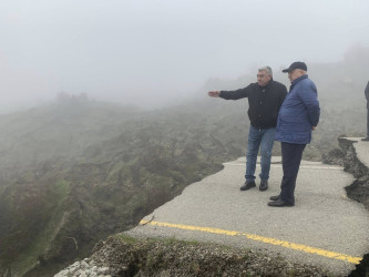 Quba-Qonaqkənd-Muçu avtomobil yolunun 42-ci kilometrliyində torpaq sürüşməsi nəticəsində avtomobil yolunda nəqliyyatın hərəkəti tamamilə dayanmışdır.