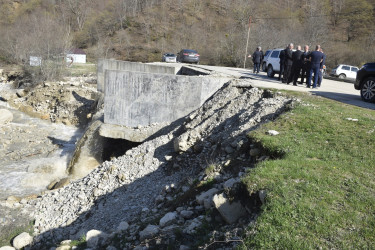 Rayon İcra Hakimiyyətinin başçısı sel sularının yaratdığı fəsadlarla yerində tanış olub.