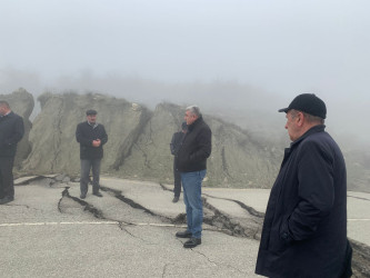 Quba-Qonaqkənd-Muçu avtomobil yolunun 42-ci kilometrliyində torpaq sürüşməsi nəticəsində avtomobil yolunda nəqliyyatın hərəkəti tamamilə dayanmışdır.