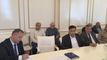 Quba Rayon İcra Hakimiyyətinin başçısı İlqar Mahmudov bir qrup fermerlə görüş keçirmişdir.