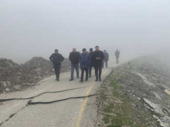 Quba-Qonaqkənd-Muçu avtomobil yolunun 42-ci kilometrliyində torpaq sürüşməsi nəticəsində avtomobil yolunda nəqliyyatın hərəkəti tamamilə dayanmışdır.