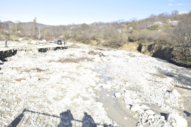 Rayon İcra Hakimiyyətinin başçısı sel sularının yaratdığı fəsadlarla yerində tanış olub.