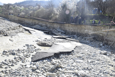 Rayon İcra Hakimiyyətinin başçısı sel sularının yaratdığı fəsadlarla yerində tanış olub.