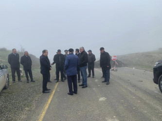 Quba-Qonaqkənd-Muçu avtomobil yolunun 42-ci kilometrliyində torpaq sürüşməsi nəticəsində avtomobil yolunda nəqliyyatın hərəkəti tamamilə dayanmışdır.