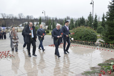12 Dekabr - Ümummilli Lider Heydər Əliyevin Anım Günü Ulu Öndərin abidəsi ziyarət olunub.