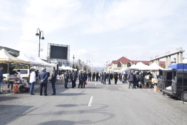 “Quba Meydanı” parkının qarşısında Novruz və Ramazan bayramları münasibətilə yarmarka fəaliyyətə başlayıb.