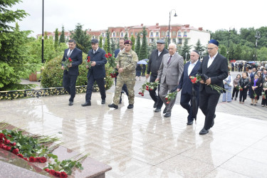 15 İyun - Milli Qurtuluş Günü münasibətilə Qubada Ulu Öndər Heydər Əliyevin abidəsi ziyarət edildi.