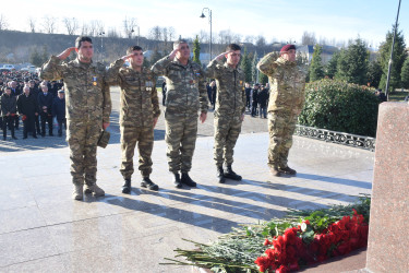 12 Dekabr - Ümummilli Lider Heydər Əliyevin anım günü.