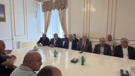 Quba Rayon İcra Hakimiyyətinin başçısı İlqar Mahmudov bir qrup fermerlə görüş keçirmişdir.