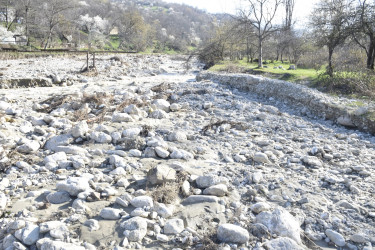 Rayon İcra Hakimiyyətinin başçısı sel sularının yaratdığı fəsadlarla yerində tanış olub.