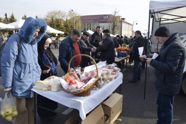 “Quba Meydanı” parkının qarşısında Novruz və Ramazan bayramları münasibətilə yarmarka fəaliyyətə başlayıb.