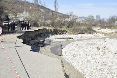 Rayon İcra Hakimiyyətinin başçısı sel sularının yaratdığı fəsadlarla yerində tanış olub.
