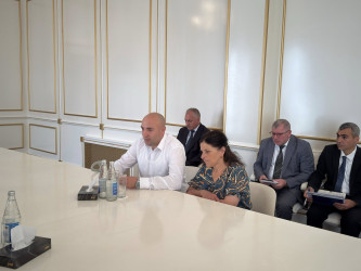 Vətəndaşlarla birbaşa ünsiyyətin davamlı olaraq həyata keçirilməsi diqqət mərkəzində saxlanılır.