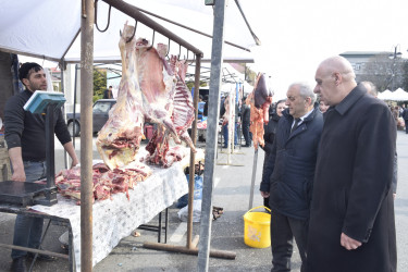 “Quba Meydanı” parkının qarşısında Novruz və Ramazan bayramları münasibətilə yarmarka fəaliyyətə başlayıb.