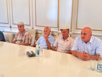 Quba Rayon İcra Hakimiyyətinin başçısı İlqar Mahmudov şəhid ailələri ilə görüşdü.