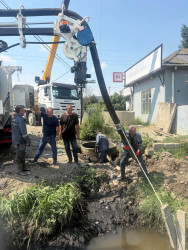 Qubada kanalizasiya xəttində yaranmış problemin aradan qaldırılması istiqamətində işlər davam etdirilir.