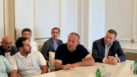 Quba Rayon İcra Hakimiyyətinin başçısı İlqar Mahmudov bir qrup fermerlə görüş keçirmişdir.