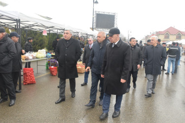 “Quba Meydanı” parkının qarşısında bayram yarmarkası fəaliyyətə başlayıb.