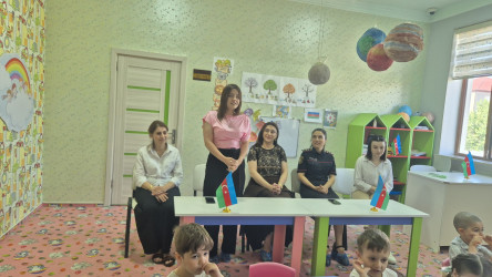 Məktəbəqədər təhsil müəssisəsində "Yol hərəkəti qaydaları" haqqında maarifləndirici tədbir keçirilmişdir.