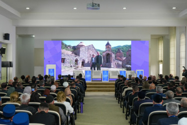 Dini Qurumlarla İş üzrə Dövlət Komitəsinin təşkilatçılığı ilə Quba şəhərində “Dini ekstremizmə qarşı mübarizə və müasir çağırışlar” mövzusunda regional konfrans öz işinə başlayıb.