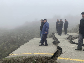 Quba-Qonaqkənd-Muçu avtomobil yolunun 42-ci kilometrliyində torpaq sürüşməsi nəticəsində avtomobil yolunda nəqliyyatın hərəkəti tamamilə dayanmışdır.