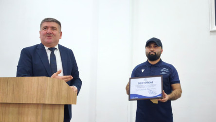 Alekseyevka kənd tam orta məktəbində üzgüçü ilə görüş keçirilib.