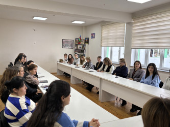 “Uşaq hüquqlarının müdafiəsi üzrə ayrı-ayrı sahələrdə mütəxəssis hazırlığının təmin edilməsi “ istiqamətində dəyirmi masa ətrafında maarifləndirici təlim keçirilmişdir.