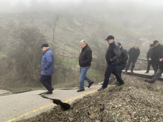 Quba-Qonaqkənd-Muçu avtomobil yolunun 42-ci kilometrliyində torpaq sürüşməsi nəticəsində avtomobil yolunda nəqliyyatın hərəkəti tamamilə dayanmışdır.