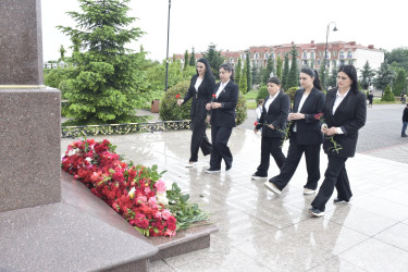 15 İyun - Milli Qurtuluş Günü münasibətilə Qubada Ulu Öndər Heydər Əliyevin abidəsi ziyarət edildi.