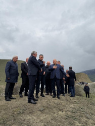 Avtomobil Yolları Dövlət Agentliyinin idarə heyətinin sədri Vüsal Nəsirli və   Quba RİH başçısı İlqar Mahmudov sürüşmə ərazilərinə baxış keçirmişdir.