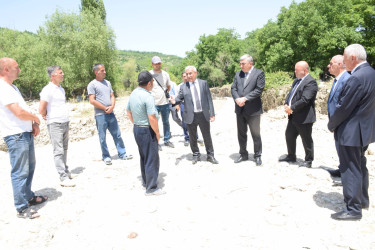 Rayon İcra Hakimiyyətinin başçısı sel sularının yaratdığı fəsadlarla tanış olub.