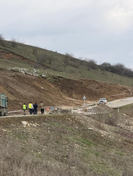 Avtomobil Yolları Dövlət Agentliyinin idarə heyətinin sədri Vüsal Nəsirli və   Quba RİH başçısı İlqar Mahmudov sürüşmə ərazilərinə baxış keçirmişdir.