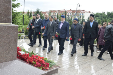 15 İyun - Milli Qurtuluş Günü münasibətilə Qubada Ulu Öndər Heydər Əliyevin abidəsi ziyarət edildi.