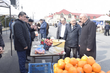 “Quba Meydanı” parkının qarşısında Novruz və Ramazan bayramları münasibətilə yarmarka fəaliyyətə başlayıb.