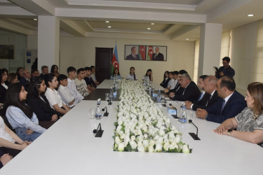 Ali təhsil müəssisələrinə yüksək balla qəbul olunan məzunlarla görüş keçirildi.