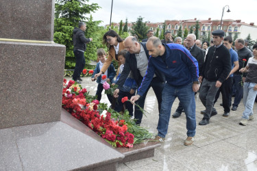 15 İyun - Milli Qurtuluş Günü münasibətilə Qubada Ulu Öndər Heydər Əliyevin abidəsi ziyarət edildi.