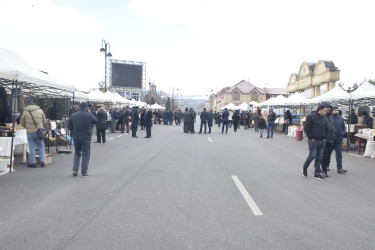 “Quba Meydanı” parkının qarşısında bayram yarmarkası keçirilir.