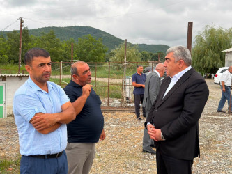 Rayon İcra Hakimiyyətinin başçısı İlqar Mahmudov, Zərqava-Çiçi bələdiyyəsinin ərazisində fəaliyyət göstərən balıqçılıq təsərrüfatı ilə tanış olmuşdur.