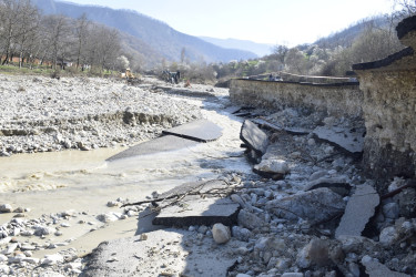 Rayon İcra Hakimiyyətinin başçısı sel sularının yaratdığı fəsadlarla yerində tanış olub.