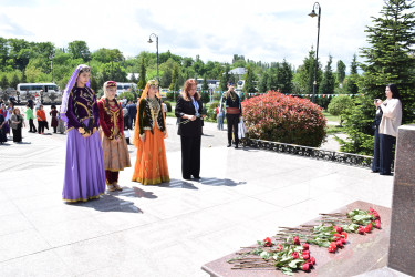 Ümummilli Lideri Heydər Əliyevin anadan olmasının 102-ci ildönümü münasibətilə “Mən fəxr edirəm ki, Azərbaycanlıyam” adlı II Beynəlxalq rəqs və yaradıcılıq festivalı keçirilmişdir.
