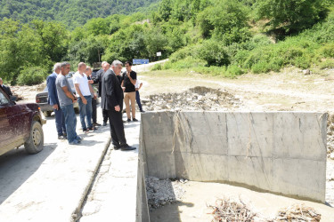 Rayon İcra Hakimiyyətinin başçısı sel sularının yaratdığı fəsadlarla tanış olub.